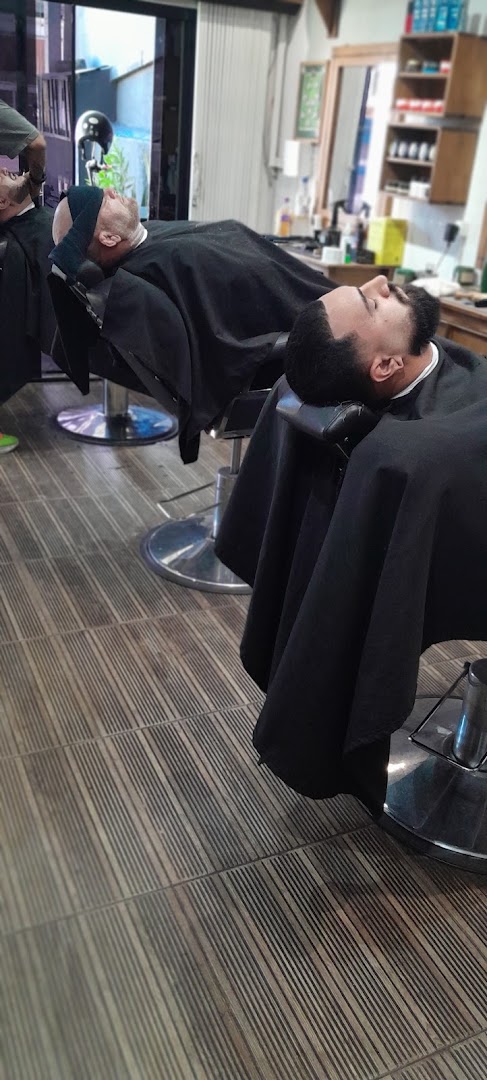 Clientes sendo atendidos nas cadeiras da Barber & Co.