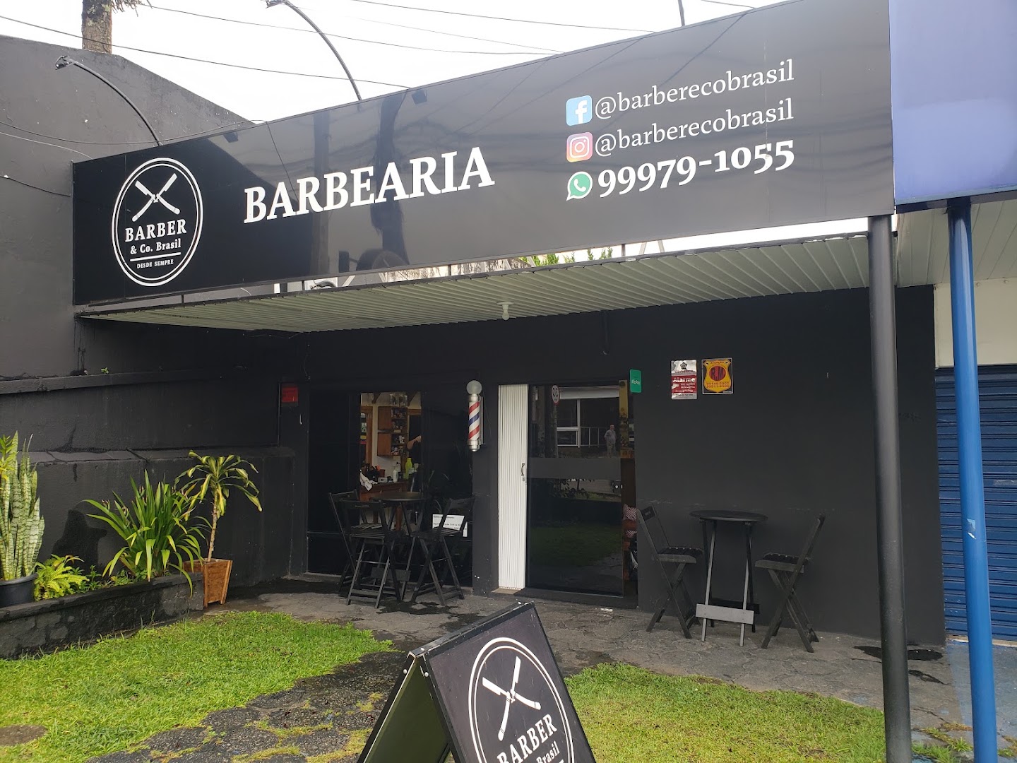 Fachada da Barber & Co., barbearia no Jardim Social, Curitiba